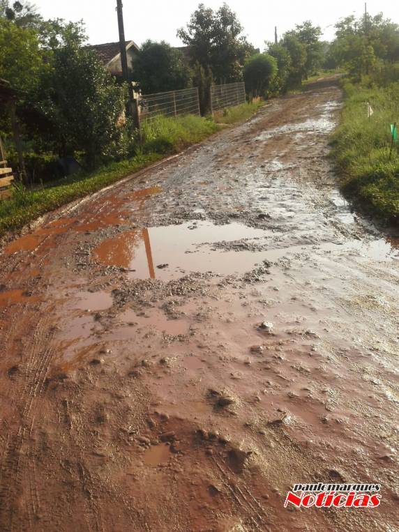 Moradores reclamam de mas condições da rua de acesso ao bairro Pedreirinha em Três 

de Maio - foto 2