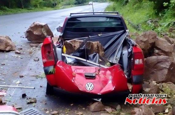 Veículo é destruído por barreira na BR 470 em SC - foto 3
