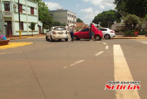 Veículos colidem na rótula em frente à Praça da Matriz em Três de
Maio - foto 2