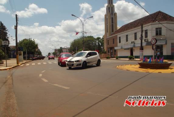 Veículos colidem na rótula em frente à Praça da Matriz em Três de
Maio - foto 5