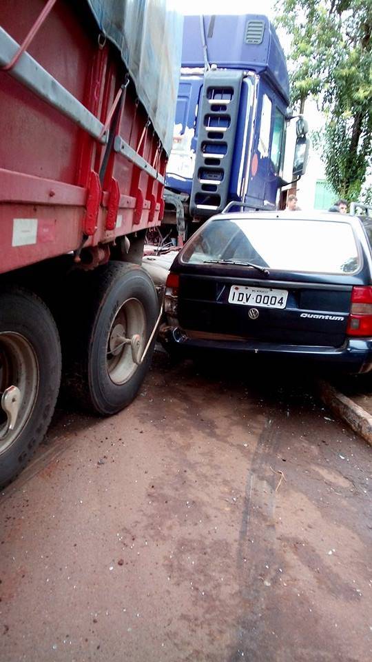 Quatro veículos se envolvem em acidente no centro de Miraguaí - foto 2
