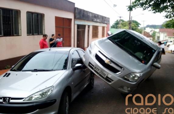 Motorista tem mal estar, perde controle e veículo acavala sobre outro - foto 2