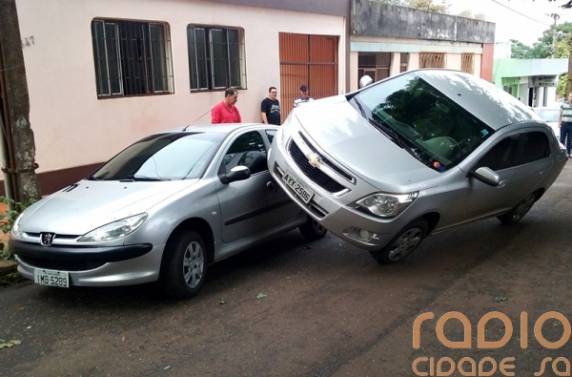 Motorista tem mal estar, perde controle e veículo acavala sobre outro - foto 3