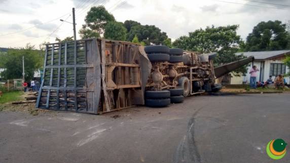 Caminhão sem freios tomba próximo de residências em Passo Fundo - foto 3