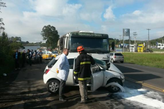 Mulher morre em acidente entre carro e caminhão na
ERS-122, em Caxias - foto 3