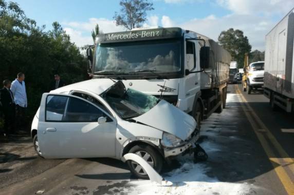 Mulher morre em acidente entre carro e caminhão na
ERS-122, em Caxias - foto 4