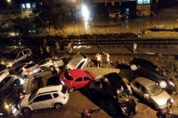 Temporal provoca estragos e deixa pelo menos 30
carros empilhados em Belo Horizonte - foto 2