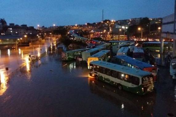 Temporal provoca estragos e deixa pelo menos 30
carros empilhados em Belo Horizonte - foto 3