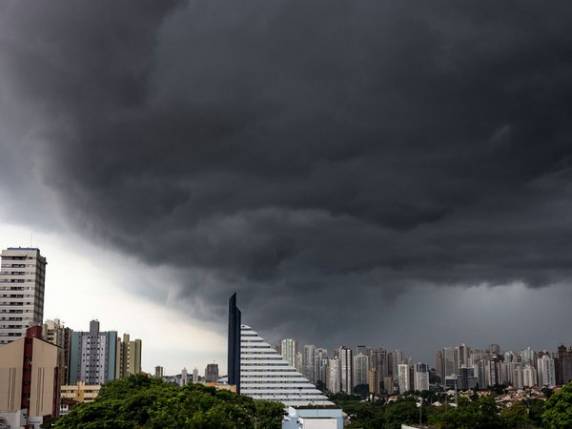 Temporal provoca estragos e deixa pelo menos 30
carros empilhados em Belo Horizonte - foto 5