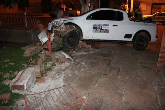 Saveiro conduzida por adolescente bate em muro de residência - foto 2