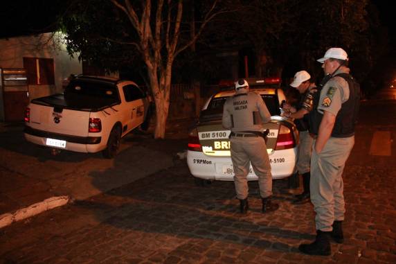 Saveiro conduzida por adolescente bate em muro de residência - foto 3