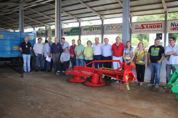 APROLEITE recebe equipamentos agricolas - foto 4