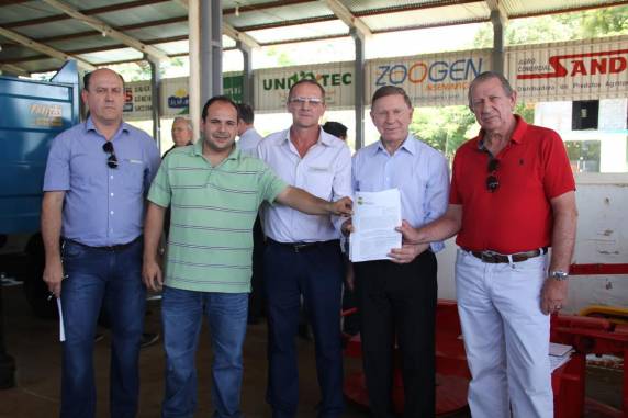 APROLEITE recebe equipamentos agricolas - foto 2