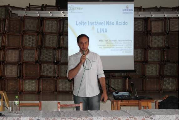 Giovani Jacob Kolling abordou o tema “Leite Instável Não Ácido (LINA)”, no Seminário Microrregional sobre qualidade 

de leite, que reuniu produtores e técnicos da Emater no interior