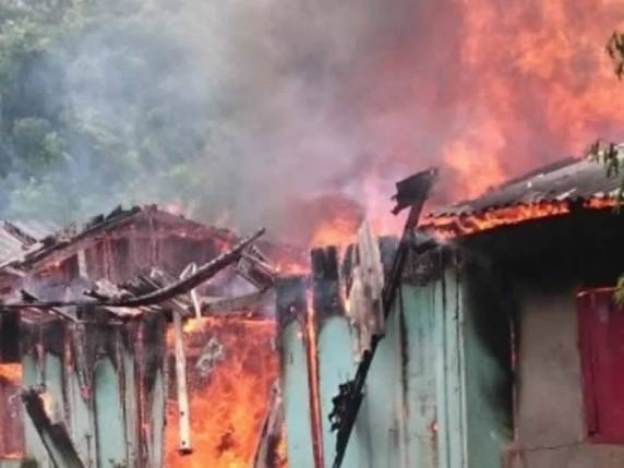 Casa é consumida pelo fogo em Coronel Bicaco - foto 2
