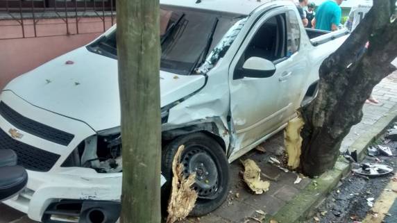 Condutor e caroneira fogem depois de se envolverem em acidente - foto 3