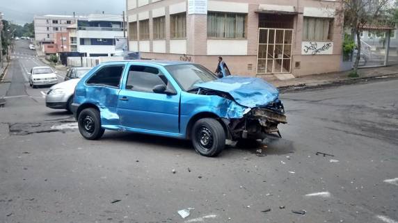 Condutor e caroneira fogem depois de se envolverem em acidente - foto 2