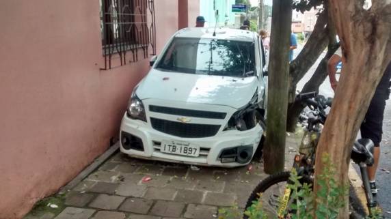Condutor e caroneira fogem depois de se envolverem em acidente - foto 4