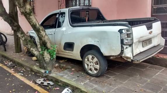 Condutor e caroneira fogem depois de se envolverem em acidente - foto 5