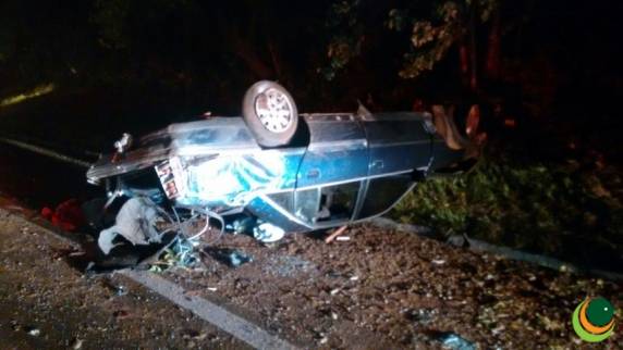 Motorista foge após capotar carro e deixar três feridos em Passo Fundo - foto 2