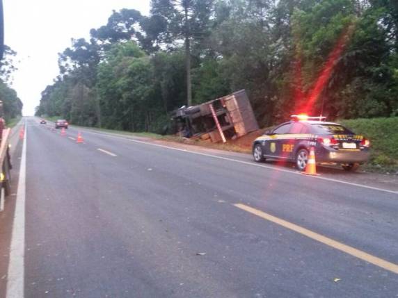 Jovem morre em acidente entre carro e caminhão no Norte de SC - foto 2