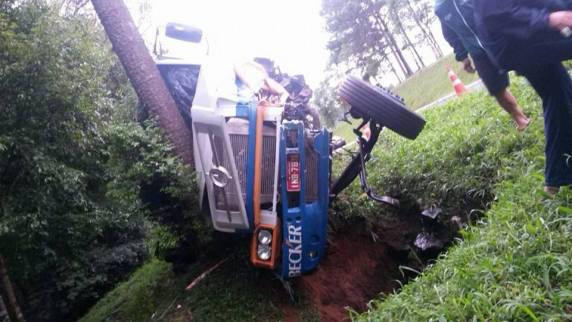 Jovem morre em acidente entre carro e caminhão no Norte de SC - foto 3