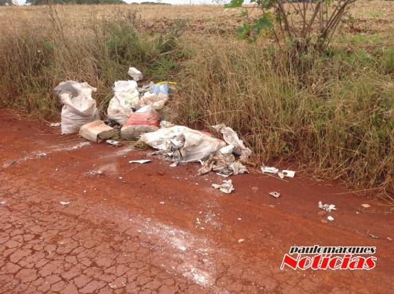 Munícipe se diz indignada com descarte de lixo de obras no bairro João Adão Jost - foto 3
