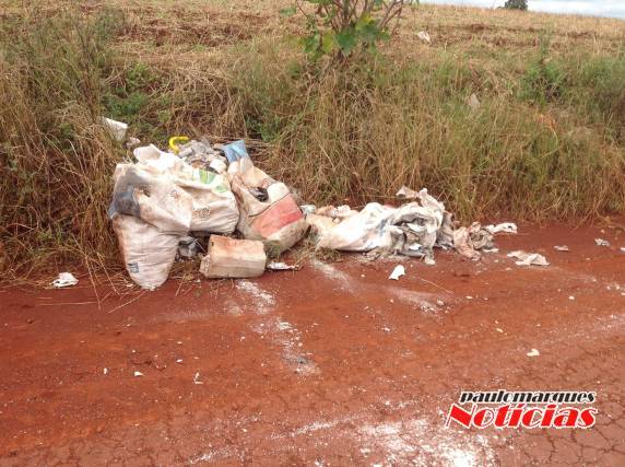 Munícipe se diz indignada com descarte de lixo de obras no bairro João Adão Jost - foto 4