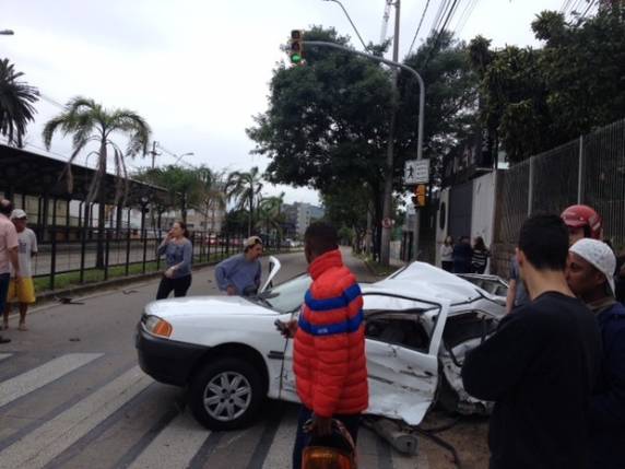 Acidente deixa quatro pessoas gravemente feridas em Porto Alegre - foto 2