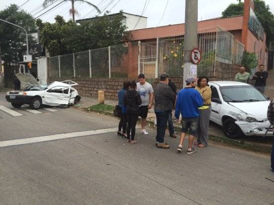 Acidente deixa quatro pessoas gravemente feridas em Porto Alegre - foto 3