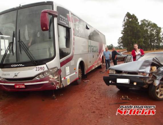 Automóvel e ônibus colidem no interior de Independência - foto 2