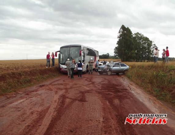 Automóvel e ônibus colidem no interior de Independência - foto 6