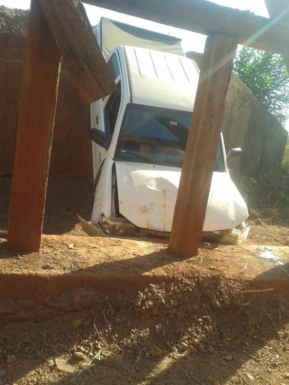 Prefeito sofreu acidente ao cair de ponte que esqueceu de consertar - foto 2