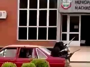 Quadrilha faz assalto 

simultâneo a dois bancos e troca tiros com a BM - foto 4
