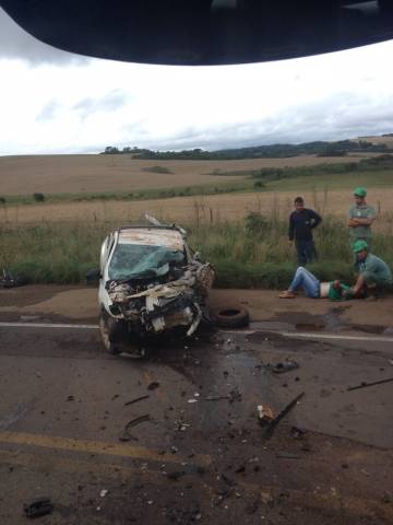 Colisão entre carro e caminhão deixa homem gravemente
ferido - foto 3