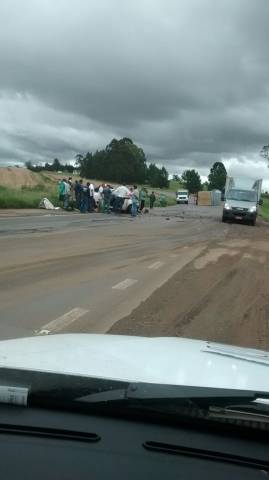 Colisão entre carro e caminhão deixa homem gravemente
ferido - foto 2