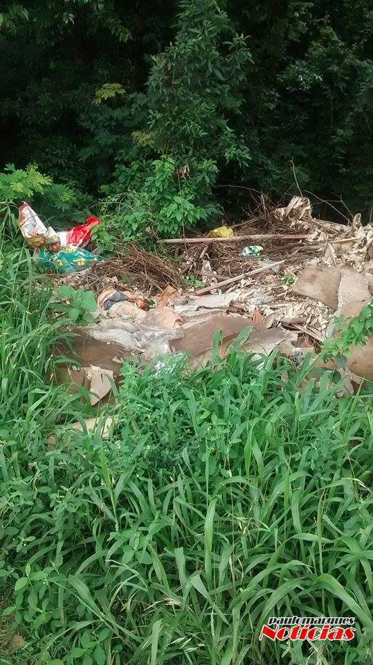 Descarte de lixo na margem da Perimetral em Três de Maio - foto 3