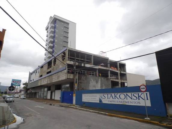 Construtora abandona obra, some e lesa moradores na Meia Praia - foto 2