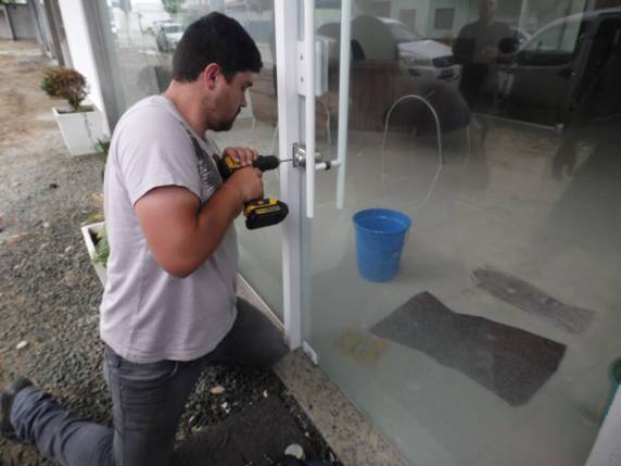 Construtora abandona obra, some e lesa moradores na Meia Praia - foto 5