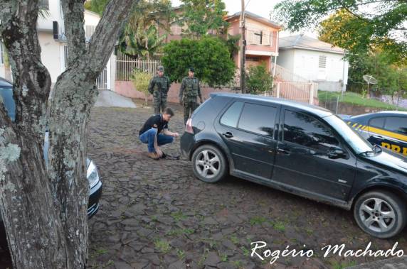 Dois homens foram presos com veículo roubado clonado em Sarandi - foto 4