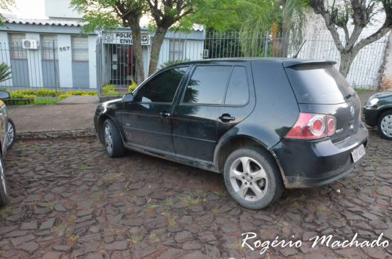 Dois homens foram presos com veículo roubado clonado em Sarandi - foto 2