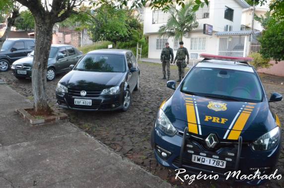 Dois homens foram presos com veículo roubado clonado em Sarandi - foto 3
