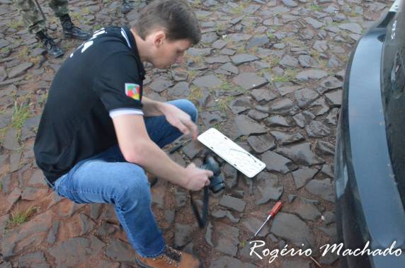 Dois homens foram presos com veículo roubado clonado em Sarandi - foto 5
