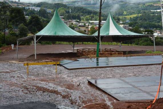 Chuva atinge estrutura de feira em São Lourenço, SC - foto 4