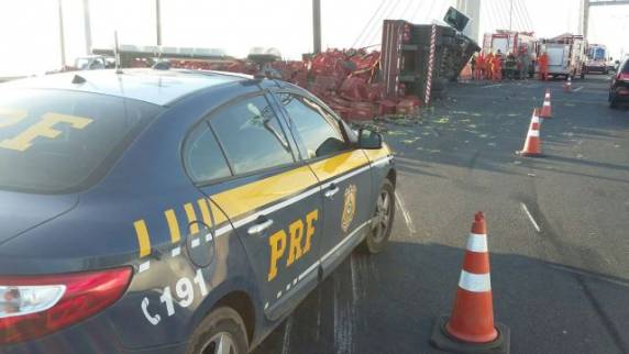 Caminhão tomba em cima de veículo e deixa feridos na BR-448 - foto 2