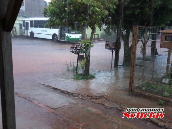Boa de lobo entupida forma lago na via pública