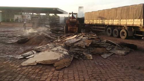 Vídeo: Carretas são incendiadas em pátio de posto de combustível no Estado 

do Paraná - foto 3