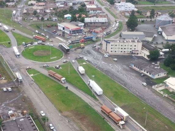 Filas de caminhões atingiram três quilômetros na manhã desta 

quarta (11)