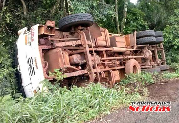 Caminhão carregado de soja tomba na BR 285 próximo a Ijui - foto 2