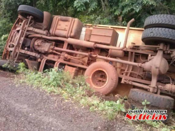 Caminhão carregado de soja tomba na BR 285 próximo a Ijui - foto 3